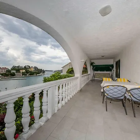 Lero Apartment Banjol